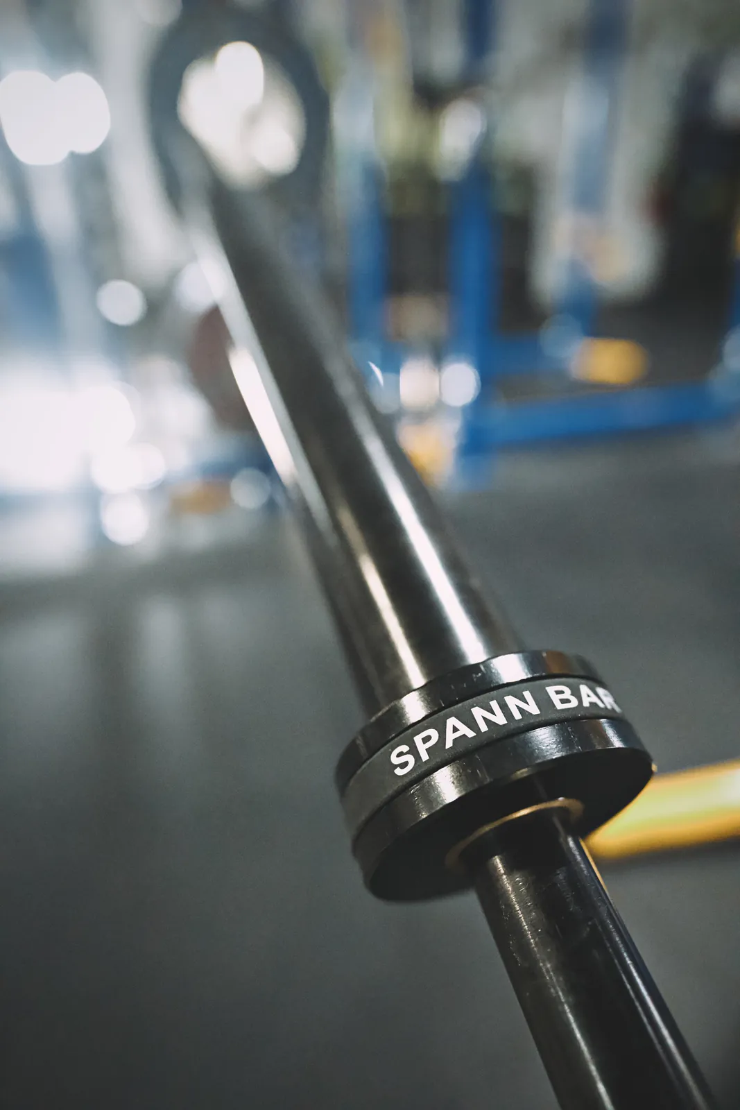 The black SPANN BAR collar, the bar standing upright in the rack.
